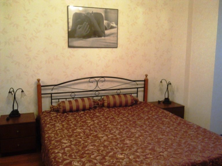 639 Сдам 2-х комнатную квартиру на Заломова 1а.